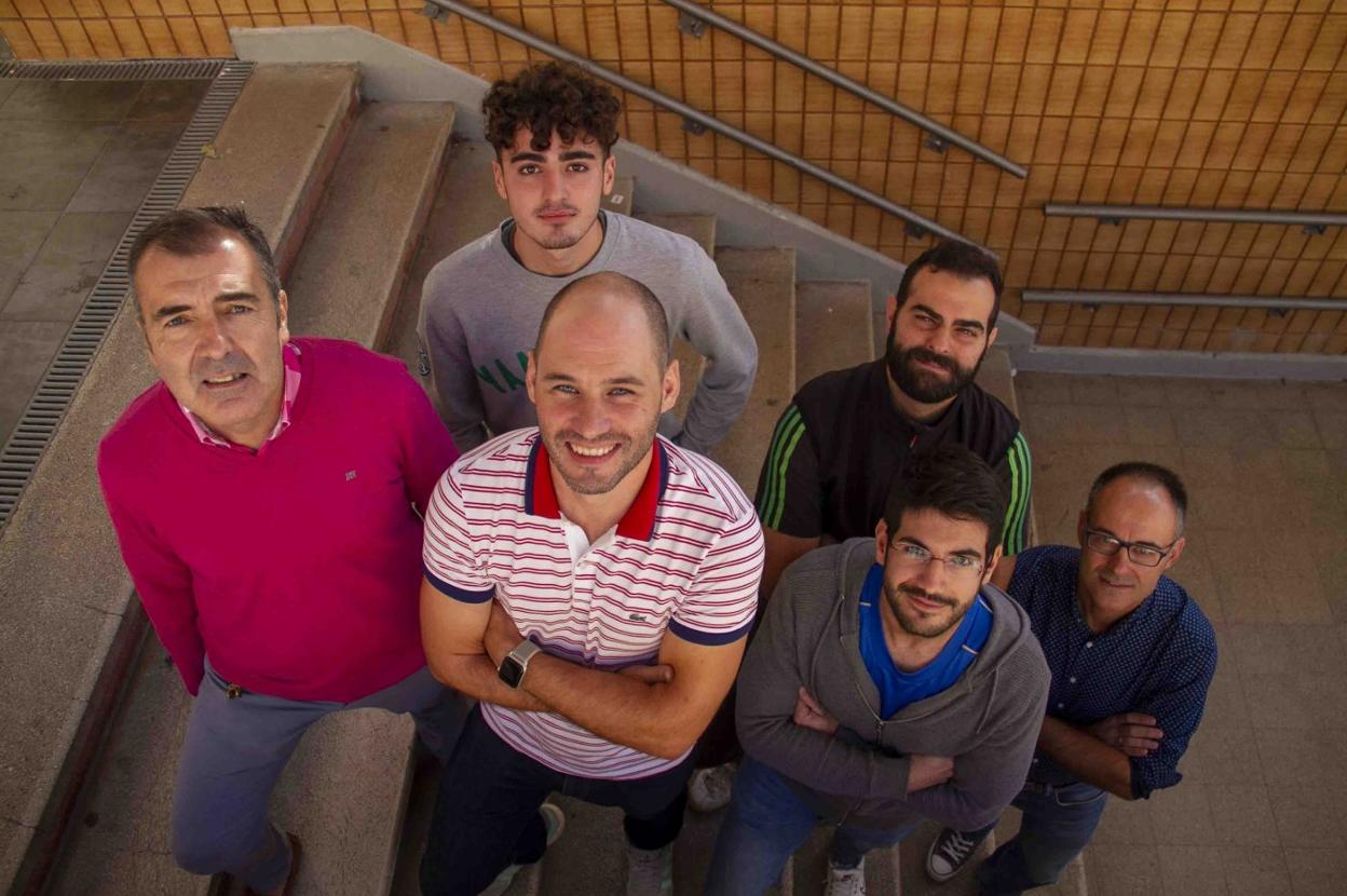 El director pedagógico, Roberto Río, y el tutor, Óscar Lanza, junto a Kelvin André Rodrígues, Javier Puertas, Pablo Segundo y Héctor García.