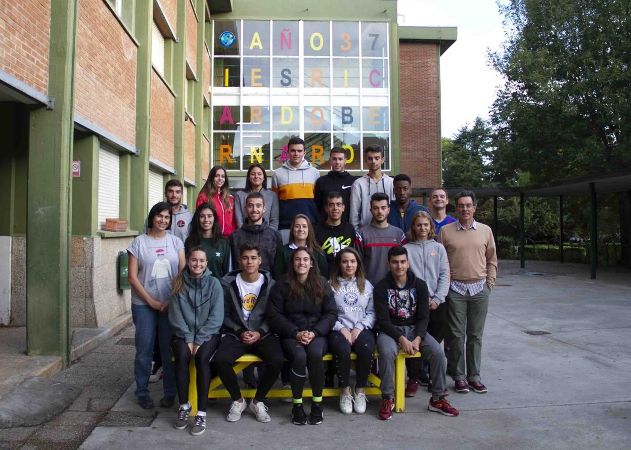  El director, Ángel Manuel Rios, y los tutores, Luz Crespo y Ernesto Mendieta, junto a Patricia Alvaro, Joel Paramio, Jana Pinilla, Paula Sánchez y Vicentir Ionescu, Miriam Montes, Pepe Senties, Andrea Cárcedo, Ismael Lombo, Borja Díez, Hugo Jimeno, José Manuel Urrutia, María Ibáñez, Victoria Oláiz, Diego Pellón, Mario Bolado, Pedro Fernández y Juan Sebastián Riascos.