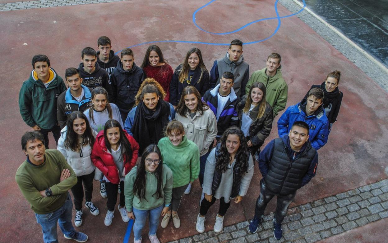  El director, Luis Alberto Ramo, y el tutora, Myriam Cuesta, junto a Carlota Lucio, Andrea Pérez, Carla Cabeza, Jimena Ruiz, Sofía Díez, Amanda Fernández, Celia Fernández, Jorge Mantilla, Rodrigo López, Daniel González, Francisco García, Gabriel Manzano, Sandra Gutiérrez, Angela Matos, Carla de la Pinta, Andrea González, Martín Cano, Adrián Fontaneda, Nefer Cuellar, Andrés Báscones y Miguel Carrera.