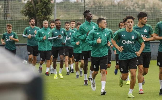 Jon Ander encabeza el grupo de jugadores en un entrenamiento en La Albericia. Hoy comienza el trabajo semanal.