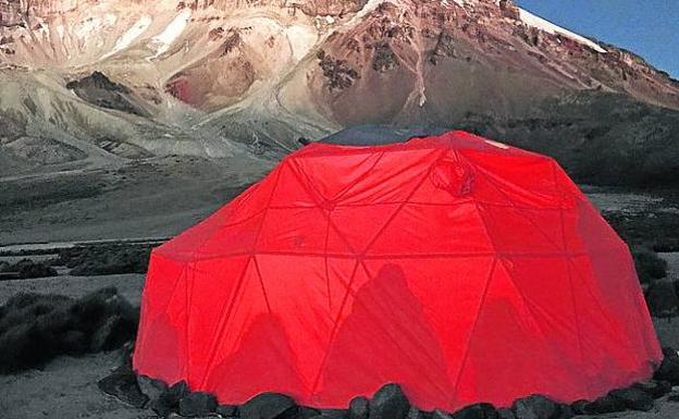 Las montañeras, en una tienda instalada en el campamento base de la expedición.