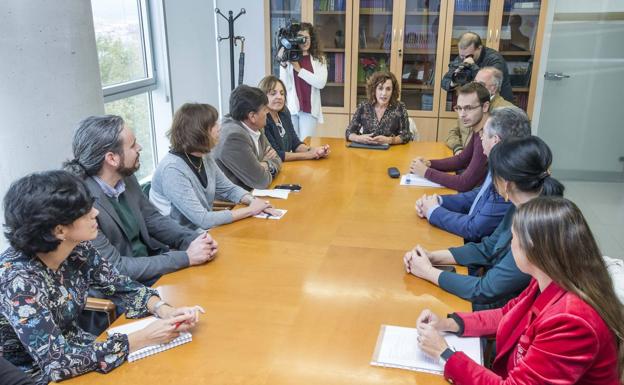 Un momento de la reunión con la consejera