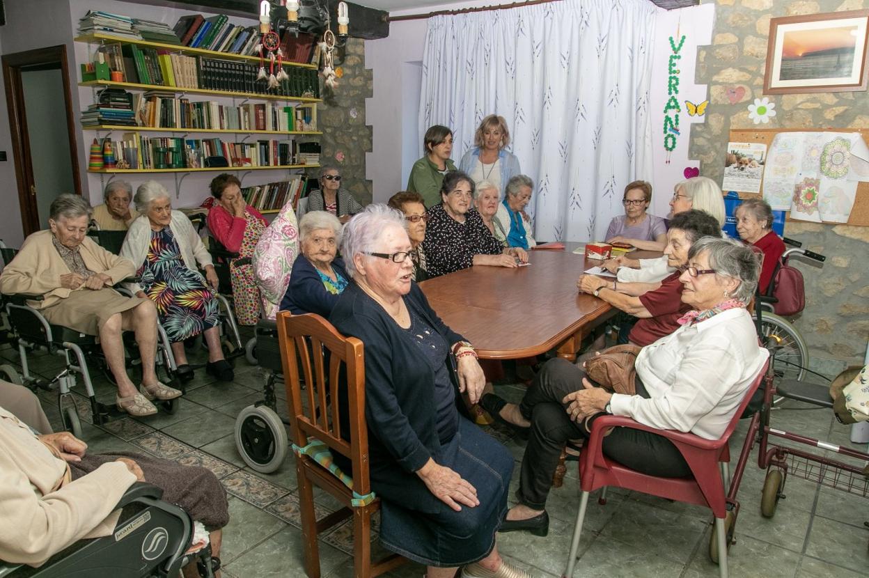 La alcaldesa de Polanco y la concejala de Cultura en la visita que realizaron a residentes en La Arboleda. :: dm