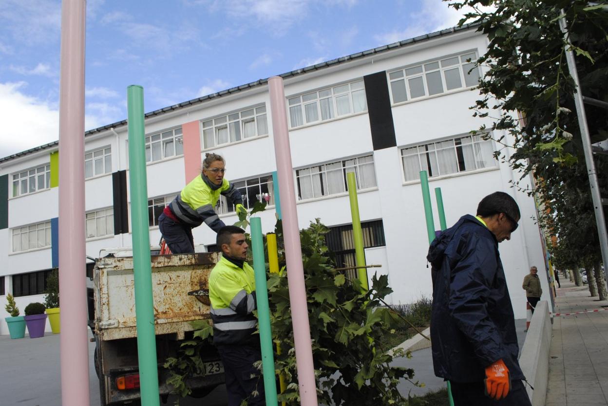 Los trabajos se han desarrollado esta semana en el renovado patio del excolegio Casimiro Sainz. :: B. carbonell