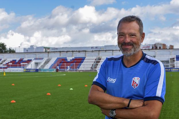 Ángel Viadero, antes de un entrenamiento con el Atlético Tetuán.