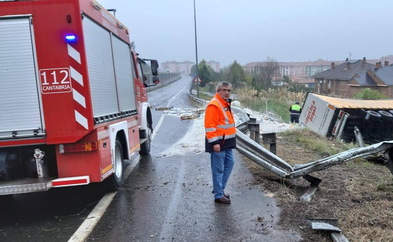 El camión quedó sobre una ladera