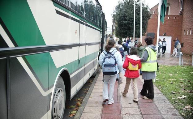 «Los requisitos se han introducido para excluir a los taxistas del transporte escolar»