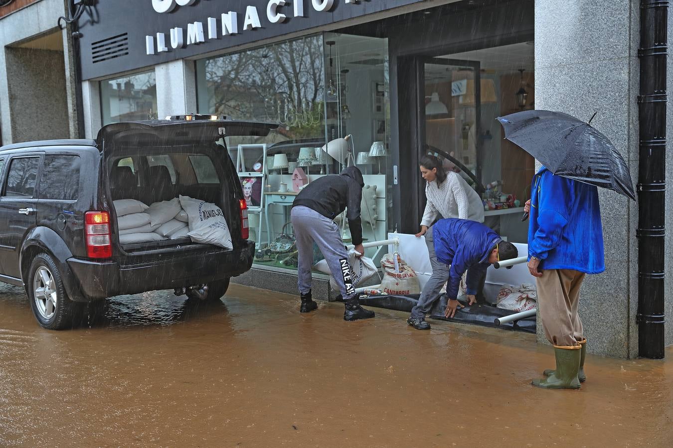 Cabezón de la Sal. El Agua ha entrado en bajos comerciales