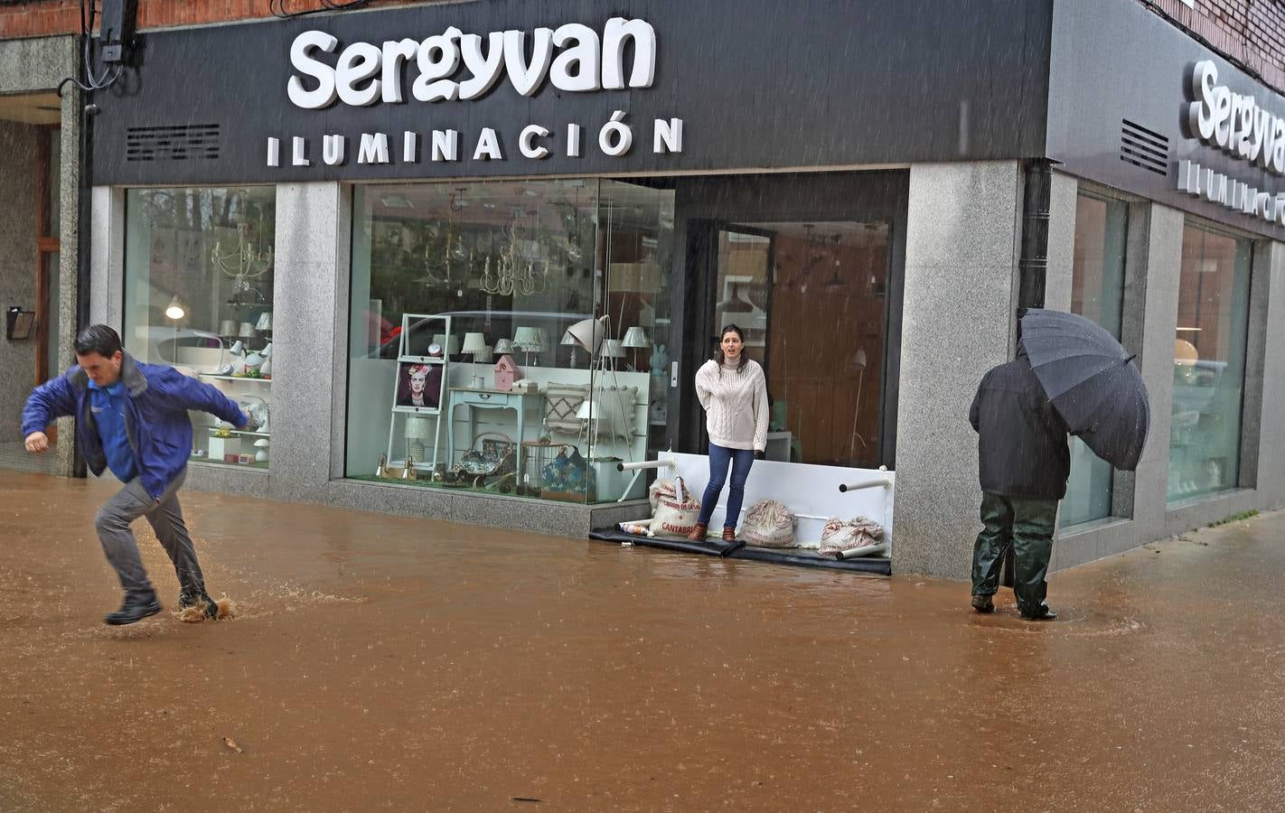 Cabezón de la Sal. El Agua ha entrado en bajos comerciales