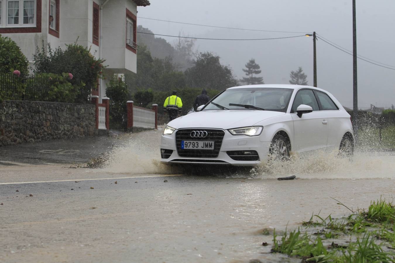 Dificultades para circular por la carretera nacional a su paso por Valdáliga.