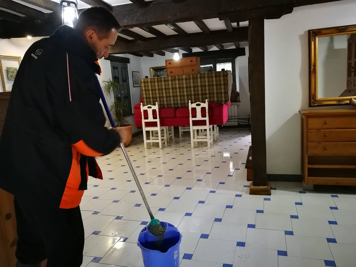 El agua se ha colado en casas y negocios de Treceño.