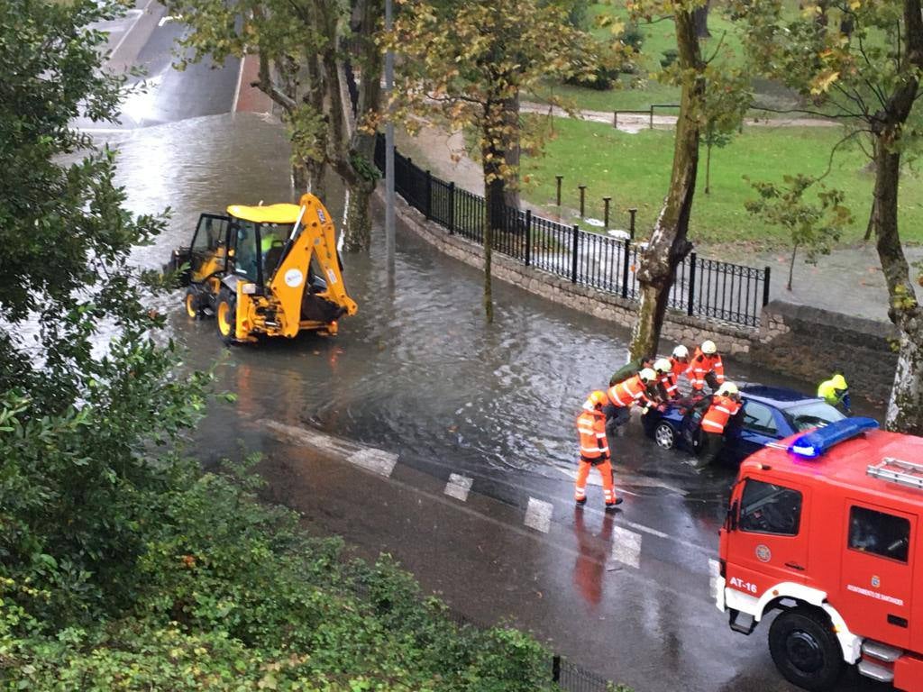 Coche atascado en una balsa de agua en Mataleñas.