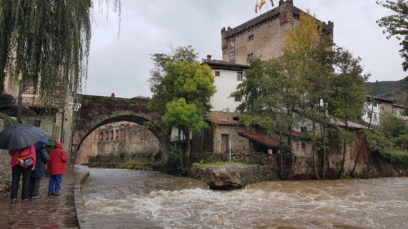 Así bajaba el Deva en Potes