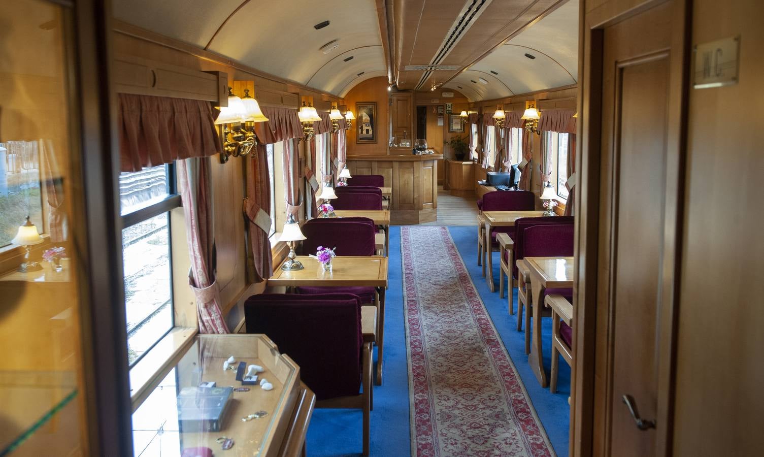 El 'Costa Verde Express', un ferrocarril de lujo, con 13 vagones y 23 habitaciones, recorre la 'España verde', con parada en Cantabria