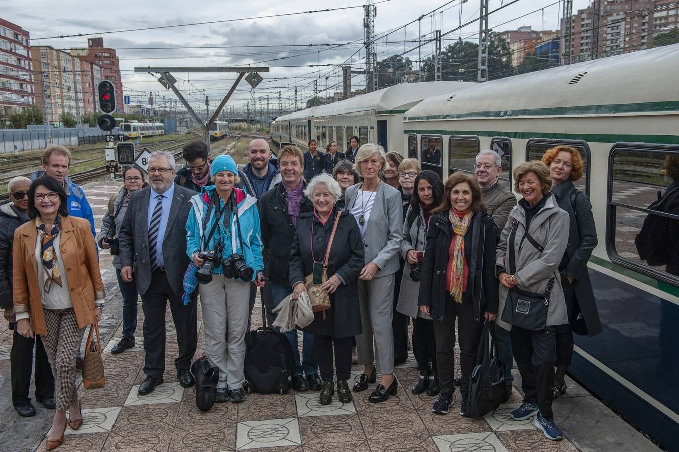 El 'Costa Verde Express', un ferrocarril de lujo, con 13 vagones y 23 habitaciones, recorre la 'España verde', con parada en Cantabria