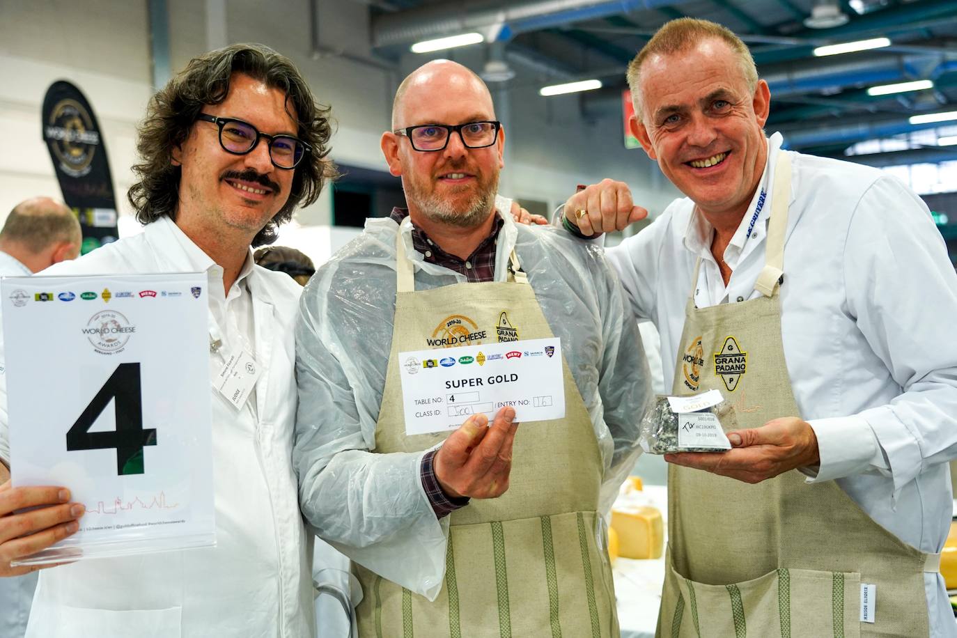 La ciudad de Bérgamo, al norte de Milán (Italia) vivió la edición número 32 de los World Cheese Awards, el apasionante campeonato del mundo de quesos. En la cita de Bérgamo compitieron 3.804 quesos procedentes de 42 países, y evaluados por un equipo de 260 jueces, que se dividieron en grupos de tres o cuatro para ponerse manos a la obra en 85 mesas abarrotadas de quesos. Tras probarlos, cada uno de ellos fue calificado con una medalla de oro, de plata, de bronce o ninguna. Tuvieron en cuenta su apariencia, textura, aroma y sabor. Los 84 mejores recibieron la distinción Super Gold (Súper Oro). Tras una nueva selección, 16 productos pasaron a una ronda final.El ganador absoluto este año ha sido River Blue, un queso azul, orgánico, elaborado con leche de vaca por la quesería Rogue Creamery, en Oregón, Estados Unidos. Se trata del primer campeón estadounidense en la historia los World Cheese Awards.