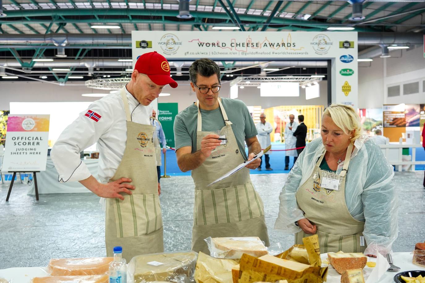 La ciudad de Bérgamo, al norte de Milán (Italia) vivió la edición número 32 de los World Cheese Awards, el apasionante campeonato del mundo de quesos. En la cita de Bérgamo compitieron 3.804 quesos procedentes de 42 países, y evaluados por un equipo de 260 jueces, que se dividieron en grupos de tres o cuatro para ponerse manos a la obra en 85 mesas abarrotadas de quesos. Tras probarlos, cada uno de ellos fue calificado con una medalla de oro, de plata, de bronce o ninguna. Tuvieron en cuenta su apariencia, textura, aroma y sabor. Los 84 mejores recibieron la distinción Super Gold (Súper Oro). Tras una nueva selección, 16 productos pasaron a una ronda final.El ganador absoluto este año ha sido River Blue, un queso azul, orgánico, elaborado con leche de vaca por la quesería Rogue Creamery, en Oregón, Estados Unidos. Se trata del primer campeón estadounidense en la historia los World Cheese Awards.