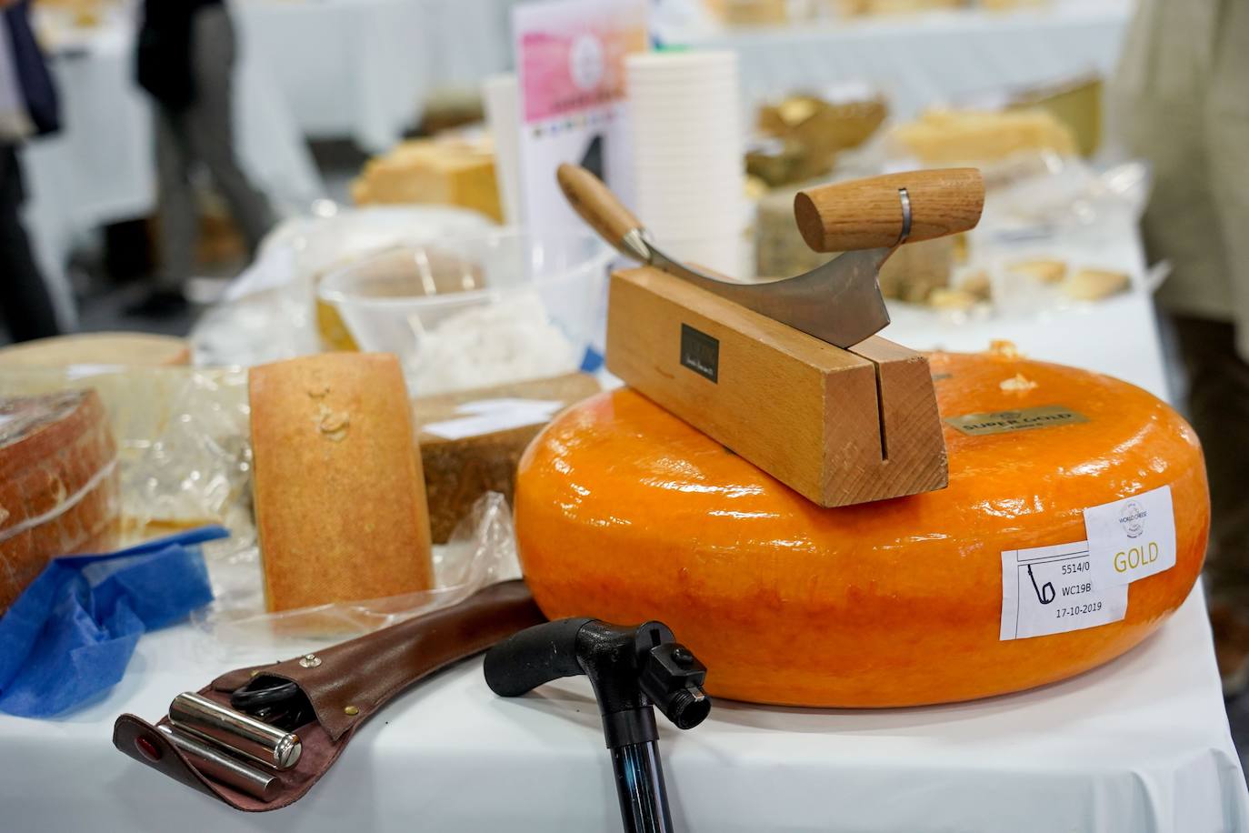 La ciudad de Bérgamo, al norte de Milán (Italia) vivió la edición número 32 de los World Cheese Awards, el apasionante campeonato del mundo de quesos. En la cita de Bérgamo compitieron 3.804 quesos procedentes de 42 países, y evaluados por un equipo de 260 jueces, que se dividieron en grupos de tres o cuatro para ponerse manos a la obra en 85 mesas abarrotadas de quesos. Tras probarlos, cada uno de ellos fue calificado con una medalla de oro, de plata, de bronce o ninguna. Tuvieron en cuenta su apariencia, textura, aroma y sabor. Los 84 mejores recibieron la distinción Super Gold (Súper Oro). Tras una nueva selección, 16 productos pasaron a una ronda final.El ganador absoluto este año ha sido River Blue, un queso azul, orgánico, elaborado con leche de vaca por la quesería Rogue Creamery, en Oregón, Estados Unidos. Se trata del primer campeón estadounidense en la historia los World Cheese Awards.