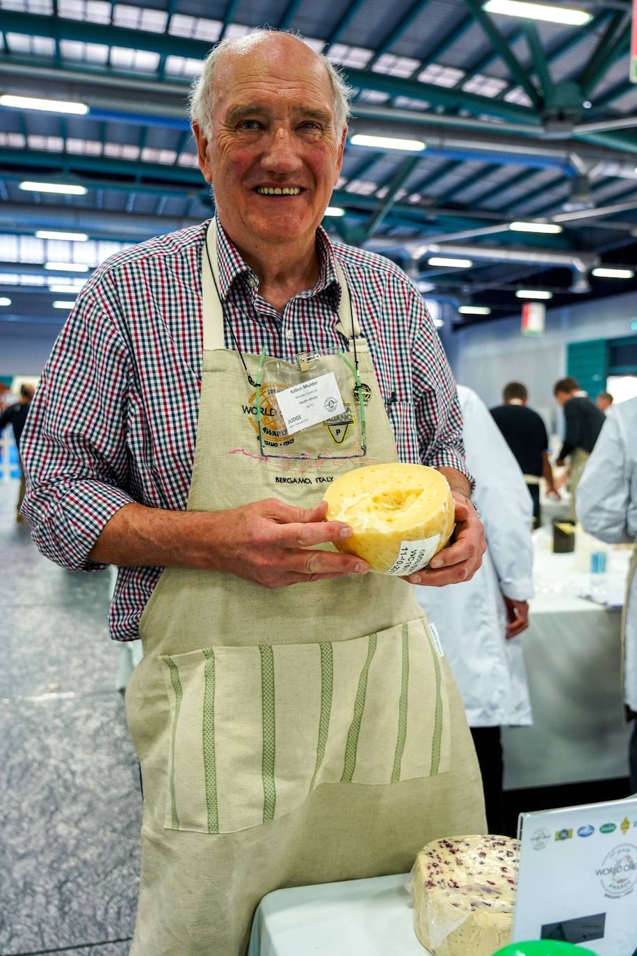 La ciudad de Bérgamo, al norte de Milán (Italia) vivió la edición número 32 de los World Cheese Awards, el apasionante campeonato del mundo de quesos. En la cita de Bérgamo compitieron 3.804 quesos procedentes de 42 países, y evaluados por un equipo de 260 jueces, que se dividieron en grupos de tres o cuatro para ponerse manos a la obra en 85 mesas abarrotadas de quesos. Tras probarlos, cada uno de ellos fue calificado con una medalla de oro, de plata, de bronce o ninguna. Tuvieron en cuenta su apariencia, textura, aroma y sabor. Los 84 mejores recibieron la distinción Super Gold (Súper Oro). Tras una nueva selección, 16 productos pasaron a una ronda final.El ganador absoluto este año ha sido River Blue, un queso azul, orgánico, elaborado con leche de vaca por la quesería Rogue Creamery, en Oregón, Estados Unidos. Se trata del primer campeón estadounidense en la historia los World Cheese Awards.