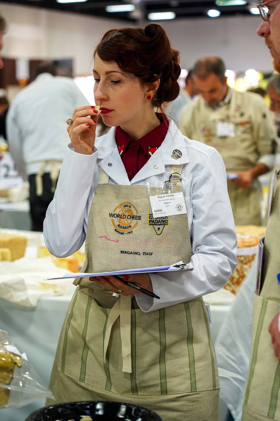 La ciudad de Bérgamo, al norte de Milán (Italia) vivió la edición número 32 de los World Cheese Awards, el apasionante campeonato del mundo de quesos. En la cita de Bérgamo compitieron 3.804 quesos procedentes de 42 países, y evaluados por un equipo de 260 jueces, que se dividieron en grupos de tres o cuatro para ponerse manos a la obra en 85 mesas abarrotadas de quesos. Tras probarlos, cada uno de ellos fue calificado con una medalla de oro, de plata, de bronce o ninguna. Tuvieron en cuenta su apariencia, textura, aroma y sabor. Los 84 mejores recibieron la distinción Super Gold (Súper Oro). Tras una nueva selección, 16 productos pasaron a una ronda final.El ganador absoluto este año ha sido River Blue, un queso azul, orgánico, elaborado con leche de vaca por la quesería Rogue Creamery, en Oregón, Estados Unidos. Se trata del primer campeón estadounidense en la historia los World Cheese Awards.