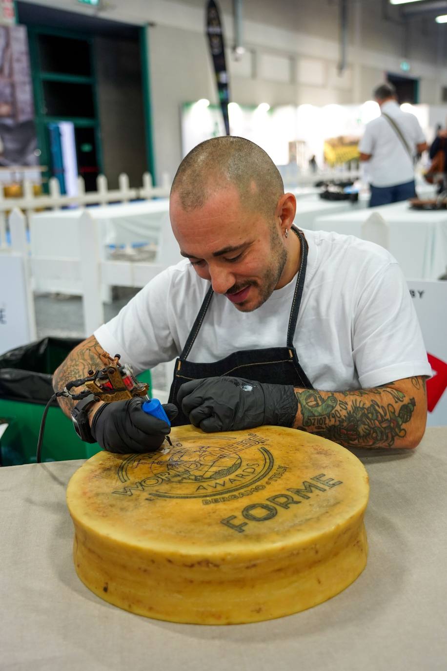 La ciudad de Bérgamo, al norte de Milán (Italia) vivió la edición número 32 de los World Cheese Awards, el apasionante campeonato del mundo de quesos. En la cita de Bérgamo compitieron 3.804 quesos procedentes de 42 países, y evaluados por un equipo de 260 jueces, que se dividieron en grupos de tres o cuatro para ponerse manos a la obra en 85 mesas abarrotadas de quesos. Tras probarlos, cada uno de ellos fue calificado con una medalla de oro, de plata, de bronce o ninguna. Tuvieron en cuenta su apariencia, textura, aroma y sabor. Los 84 mejores recibieron la distinción Super Gold (Súper Oro). Tras una nueva selección, 16 productos pasaron a una ronda final.El ganador absoluto este año ha sido River Blue, un queso azul, orgánico, elaborado con leche de vaca por la quesería Rogue Creamery, en Oregón, Estados Unidos. Se trata del primer campeón estadounidense en la historia los World Cheese Awards.