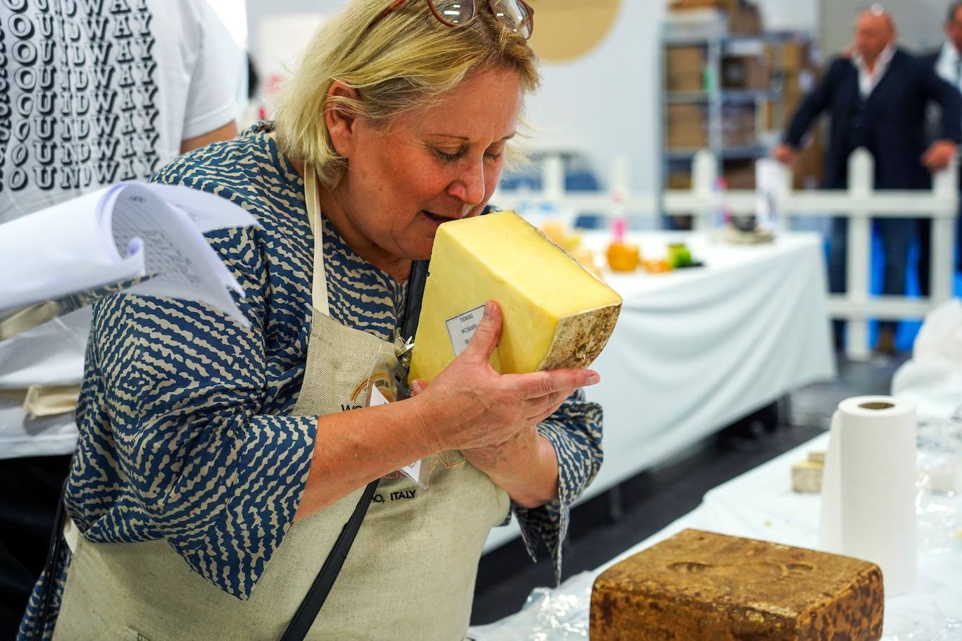 La ciudad de Bérgamo, al norte de Milán (Italia) vivió la edición número 32 de los World Cheese Awards, el apasionante campeonato del mundo de quesos. En la cita de Bérgamo compitieron 3.804 quesos procedentes de 42 países, y evaluados por un equipo de 260 jueces, que se dividieron en grupos de tres o cuatro para ponerse manos a la obra en 85 mesas abarrotadas de quesos. Tras probarlos, cada uno de ellos fue calificado con una medalla de oro, de plata, de bronce o ninguna. Tuvieron en cuenta su apariencia, textura, aroma y sabor. Los 84 mejores recibieron la distinción Super Gold (Súper Oro). Tras una nueva selección, 16 productos pasaron a una ronda final.El ganador absoluto este año ha sido River Blue, un queso azul, orgánico, elaborado con leche de vaca por la quesería Rogue Creamery, en Oregón, Estados Unidos. Se trata del primer campeón estadounidense en la historia los World Cheese Awards.