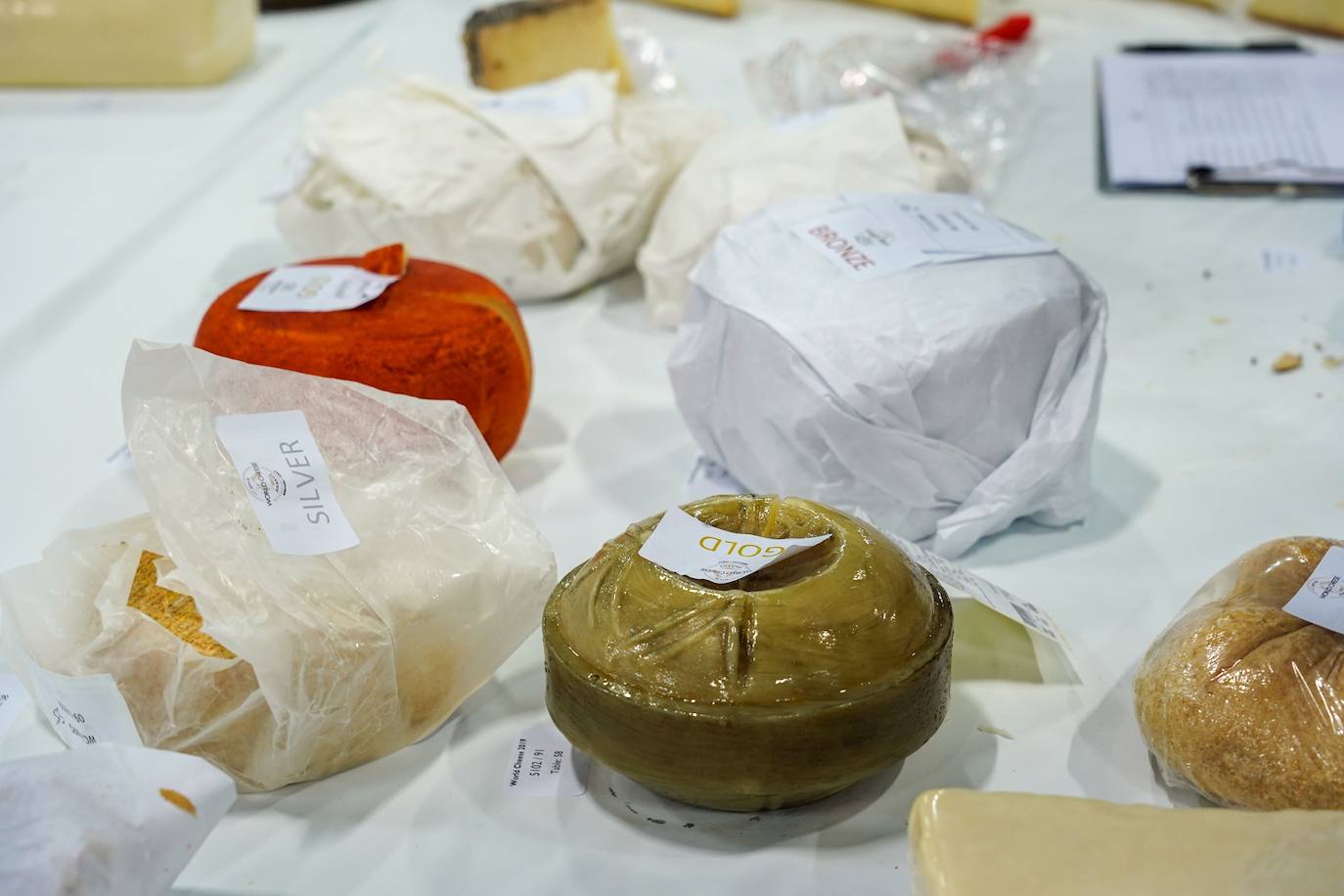 La ciudad de Bérgamo, al norte de Milán (Italia) vivió la edición número 32 de los World Cheese Awards, el apasionante campeonato del mundo de quesos. En la cita de Bérgamo compitieron 3.804 quesos procedentes de 42 países, y evaluados por un equipo de 260 jueces, que se dividieron en grupos de tres o cuatro para ponerse manos a la obra en 85 mesas abarrotadas de quesos. Tras probarlos, cada uno de ellos fue calificado con una medalla de oro, de plata, de bronce o ninguna. Tuvieron en cuenta su apariencia, textura, aroma y sabor. Los 84 mejores recibieron la distinción Super Gold (Súper Oro). Tras una nueva selección, 16 productos pasaron a una ronda final.El ganador absoluto este año ha sido River Blue, un queso azul, orgánico, elaborado con leche de vaca por la quesería Rogue Creamery, en Oregón, Estados Unidos. Se trata del primer campeón estadounidense en la historia los World Cheese Awards.