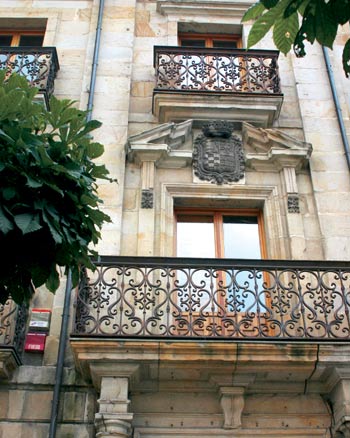 Imagen secundaria 2 - Plaza de España, fachada del Ayuntamiento y, a la izquierda, los torreones, rehabilitados en los años noventa. Los portalones forman parte del paisaje urbano de Reinosa y resultan especialmente útiles durante el periodo invernal. Balcón principal de la fachada del edificio La Casona, declarado Bien de Interés Cultural y sede de infraestructuras culturales.