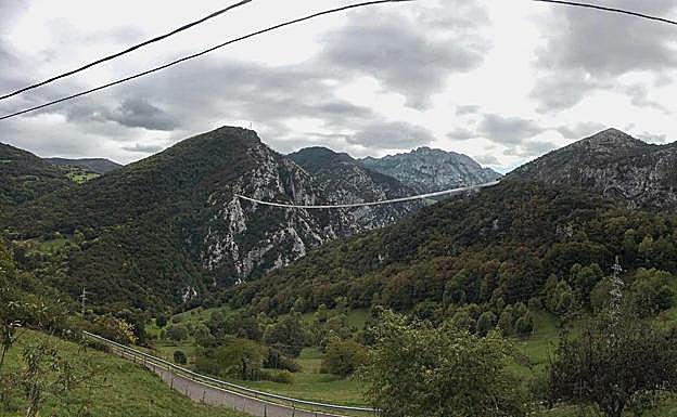 Recreación de la pasarela que se planea construir entre la Collada de Hozarco (a la izquierda) y el Pico Verdeja. 
