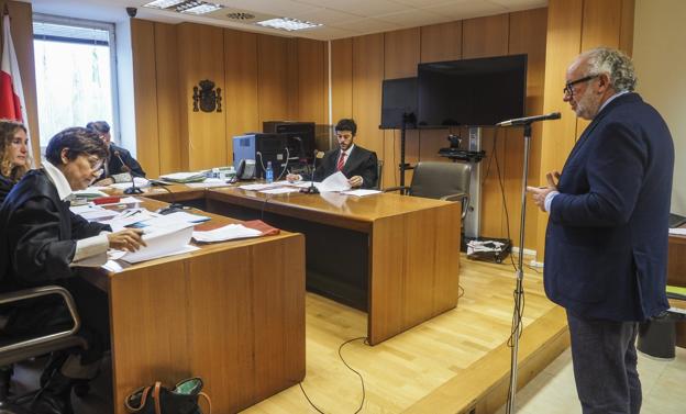 El exdirector del CAC Málaga, Fernando Francés, ayer, testificando en el Juzgado número 4 de Instrucción de Santander.