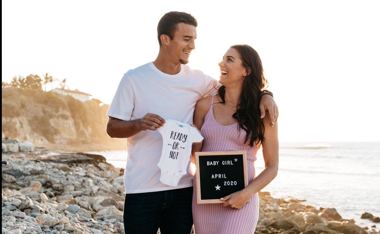 Alex Morgan, junto a su marido Servando Carrasco, anunció con esta foto su futura maternidad