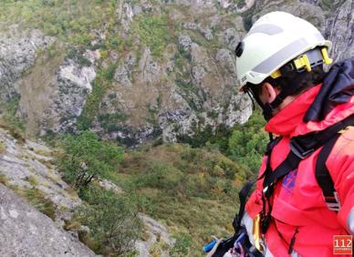 Imagen secundaria 1 - Los bomberos rescatan a un perro que llevaba dos días enriscado en Bejes