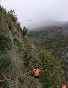 Imagen secundaria 2 - Los bomberos rescatan a un perro que llevaba dos días enriscado en Bejes