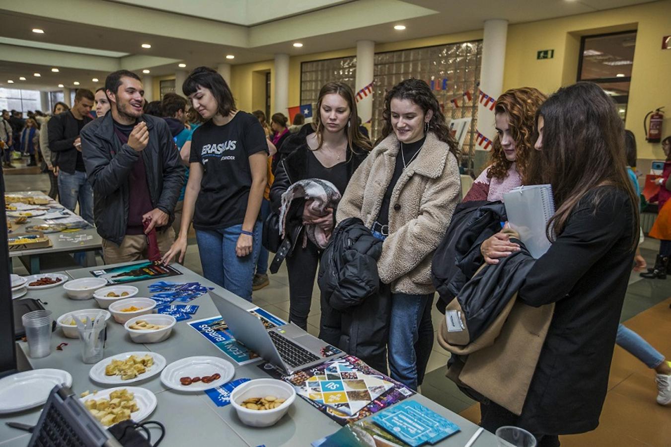 El Día Internacional de la Universidad de Cantabria (UC) ha reunido 23 stands informativos sobre los destinos y orígenes de los estudiantes de intercambio. México, Australia, Italia, Francia, Alemania, Chile, Rumanía, Estados Unidos y la República Checa han sido las principales propuestas internacionales que han acogido la visita de cientos de interesados.