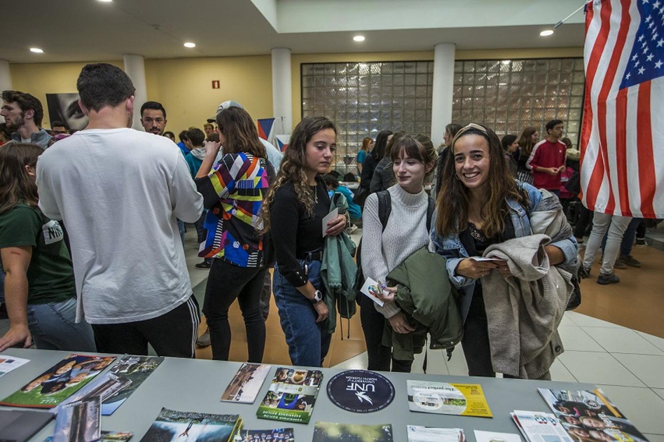 El Día Internacional de la Universidad de Cantabria (UC) ha reunido 23 stands informativos sobre los destinos y orígenes de los estudiantes de intercambio. México, Australia, Italia, Francia, Alemania, Chile, Rumanía, Estados Unidos y la República Checa han sido las principales propuestas internacionales que han acogido la visita de cientos de interesados.