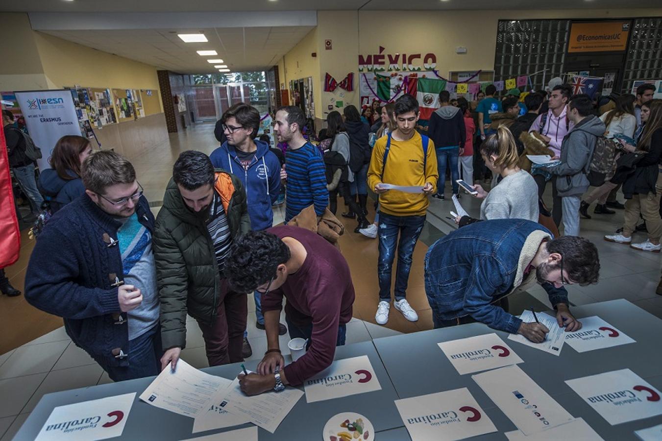 El Día Internacional de la Universidad de Cantabria (UC) ha reunido 23 stands informativos sobre los destinos y orígenes de los estudiantes de intercambio. México, Australia, Italia, Francia, Alemania, Chile, Rumanía, Estados Unidos y la República Checa han sido las principales propuestas internacionales que han acogido la visita de cientos de interesados.