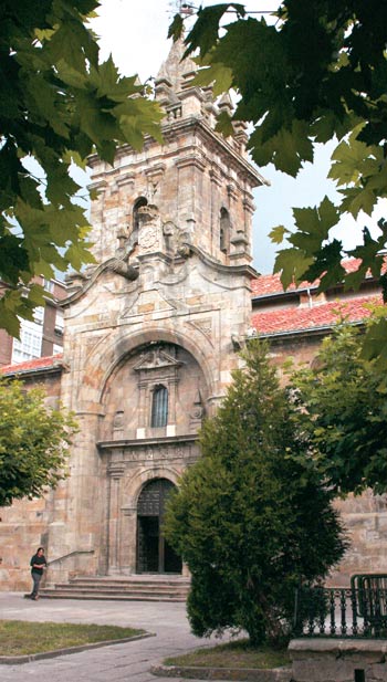 Acceso principal a la iglesia de San Sebastián.