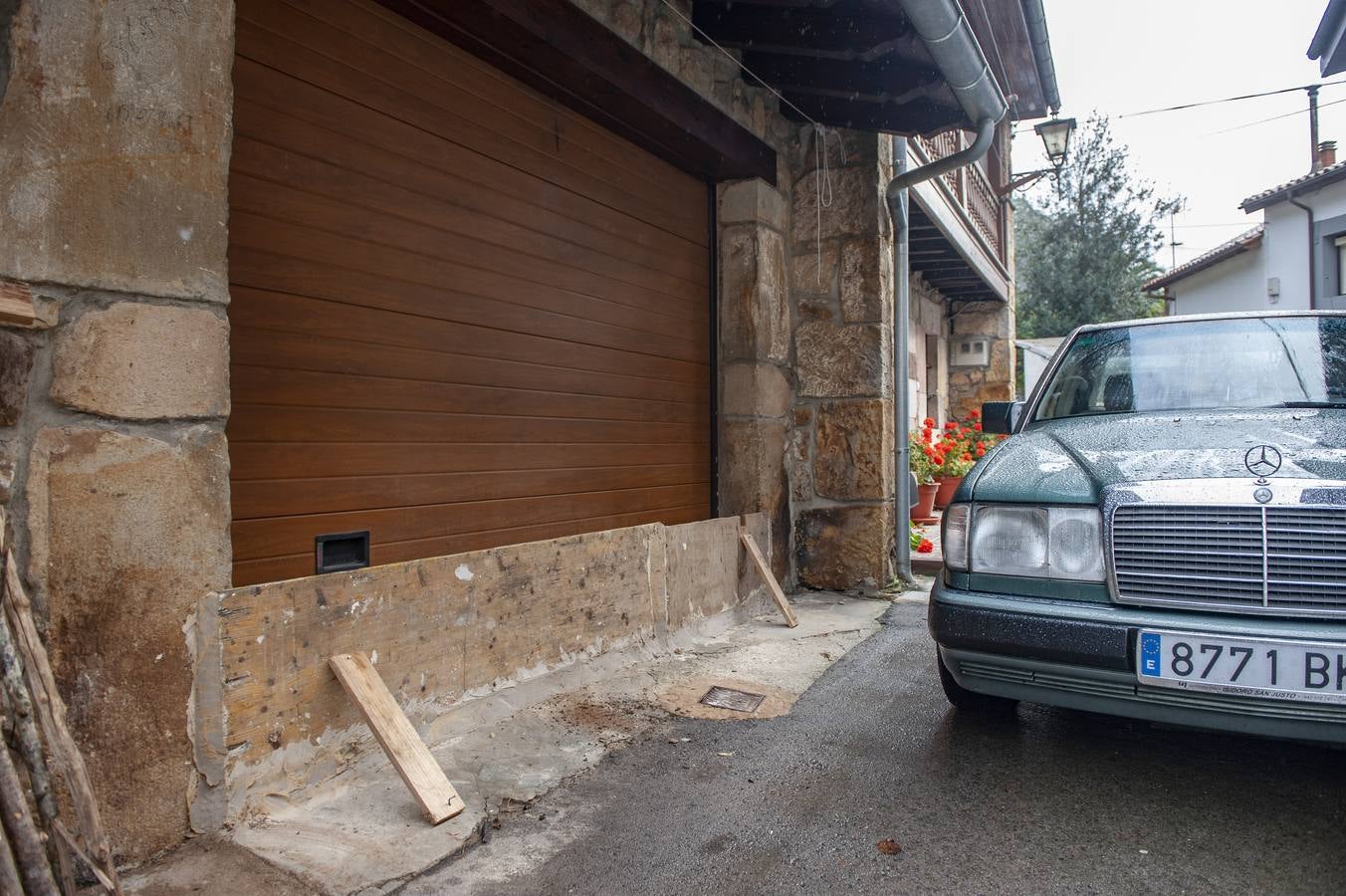 Barreras para evitar la entrada de agua en una vivienda de Treceño (Valdáliga).