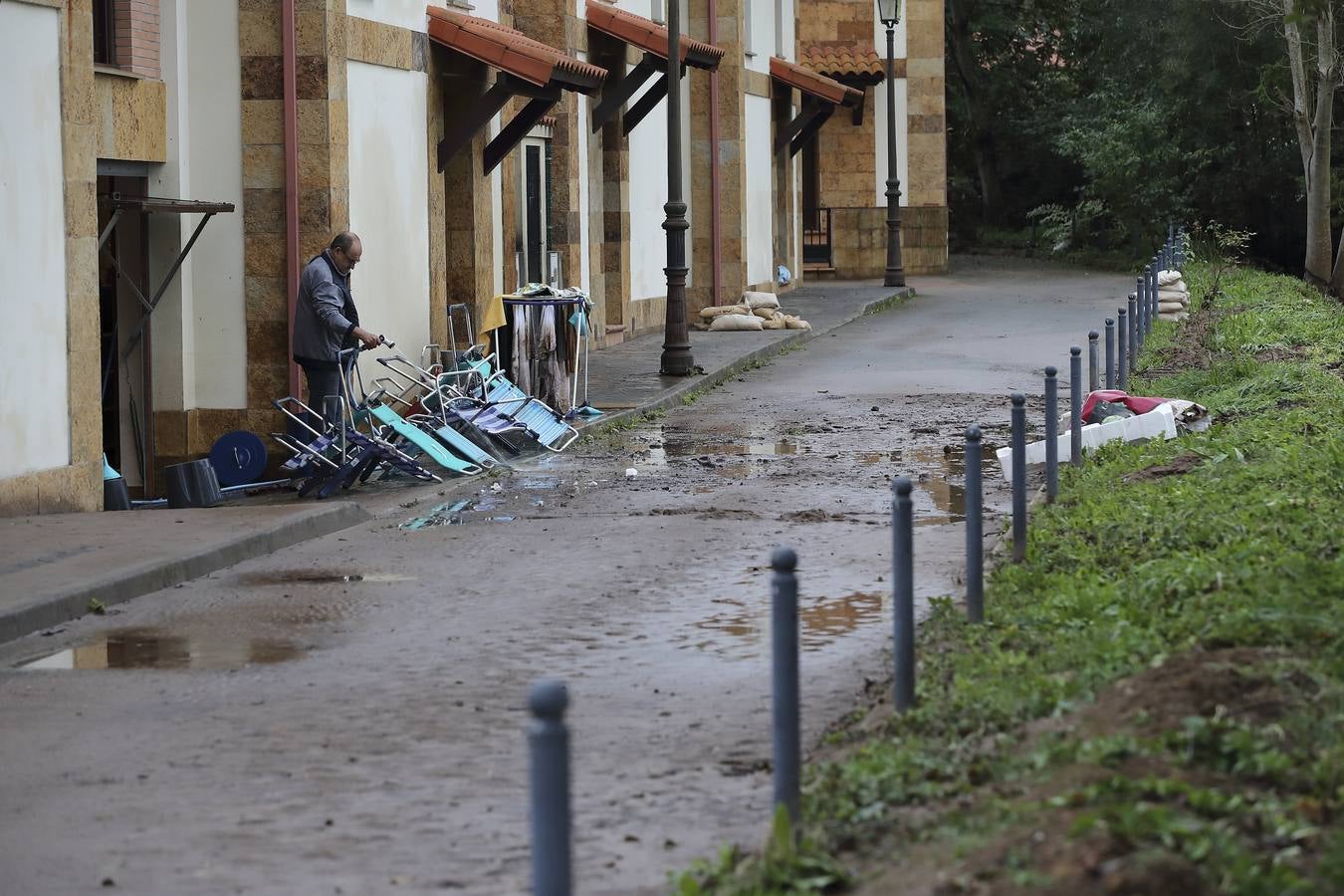 Una de las urbanizaciones más afectadas por las inundaciones en Carrejo (Cabezón de la Sal)