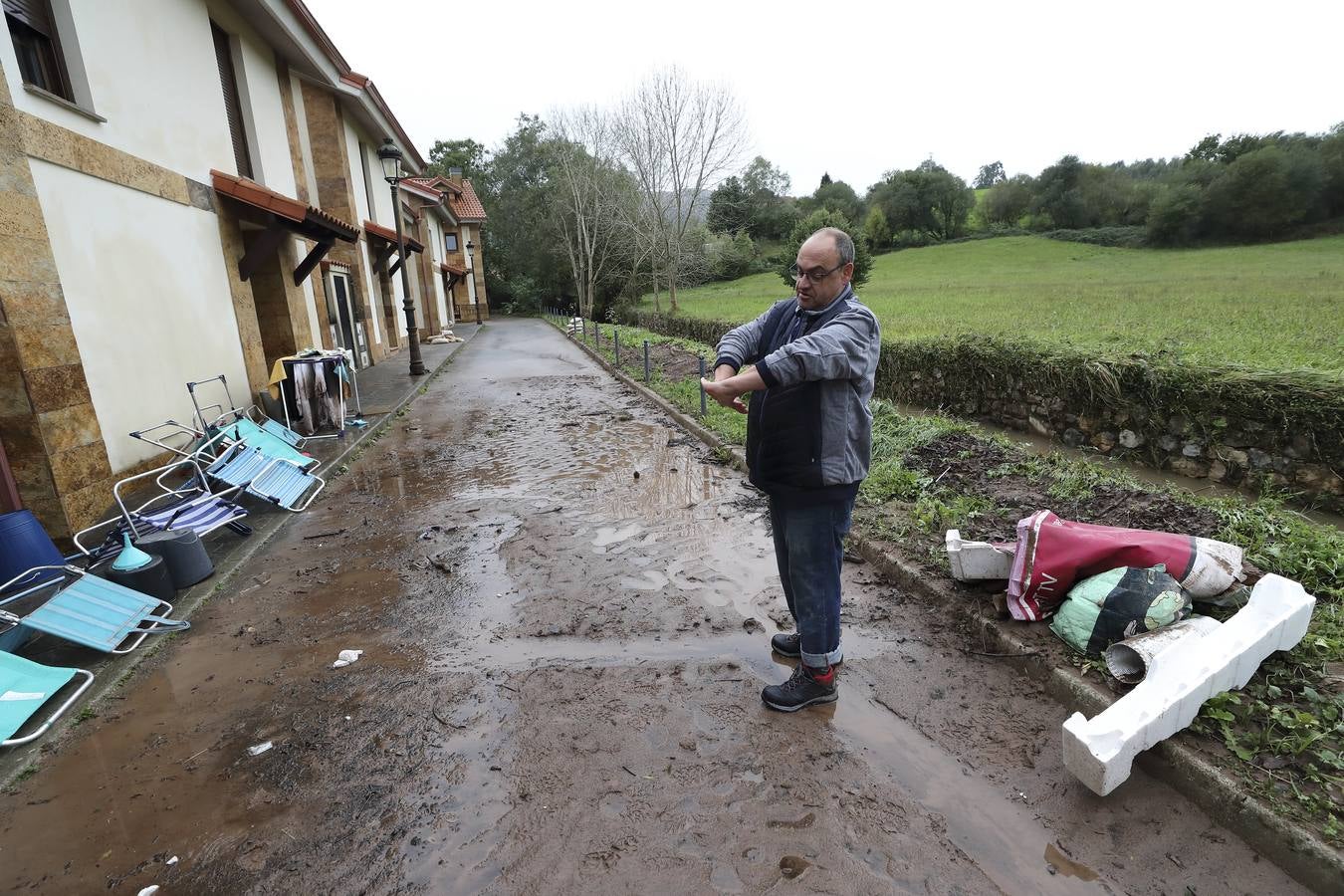 Una de las urbanizaciones más afectadas por las inundaciones en Carrejo (Cabezón de la Sal)