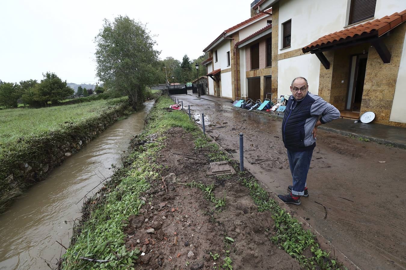 Una de las urbanizaciones más afectadas por las inundaciones en Carrejo (Cabezón de la Sal)