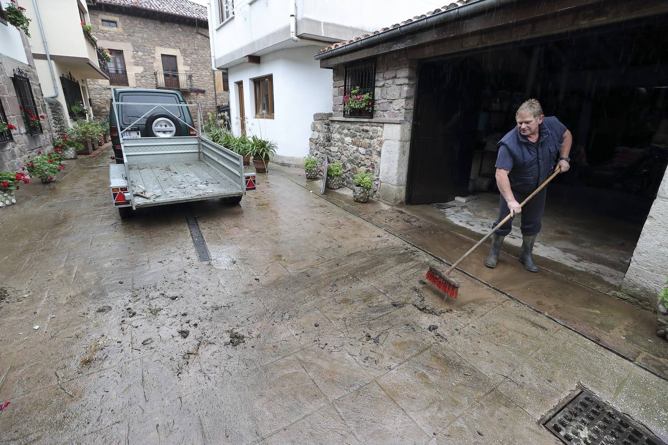 Vecino de Carrejo (Cabezón de la Sal) limpiando su casa