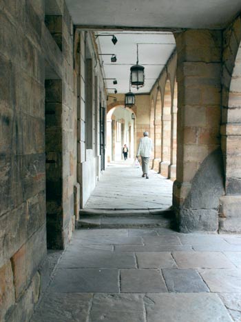 Imagen secundaria 1 - Plaza de España, fachada del Ayuntamiento y, a la izquierda, los torreones, rehabilitados en los años noventa. Los portalones forman parte del paisaje urbano de Reinosa y resultan especialmente útiles durante el periodo invernal. Balcón principal de la fachada del edificio La Casona, declarado Bien de Interés Cultural y sede de infraestructuras culturales.