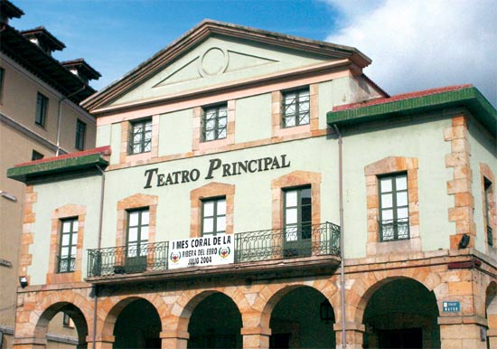 Fachada del Teatro Principal, referente en la programación cultural de Reinosa.