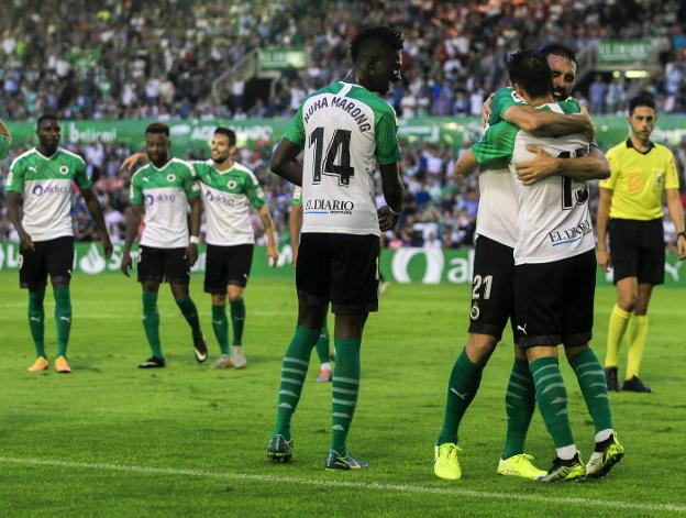 David Rodríguez y Figueras se abrazan tras el gol del talaverano contra el Mirandés.