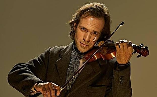 El actor cántabro, caracterizado para el personaje 'El loco' de 'La Strada'. 