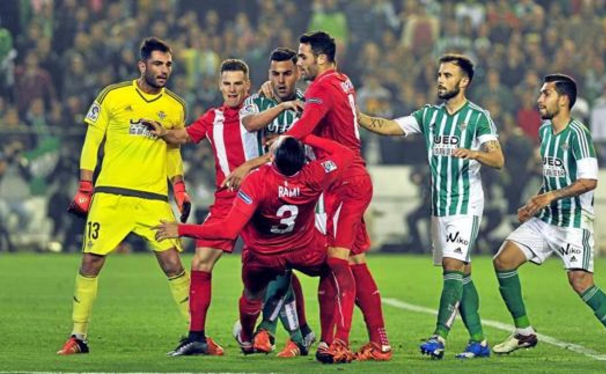 Imagen de un derbi sevillano en el Benito Villamarín. 