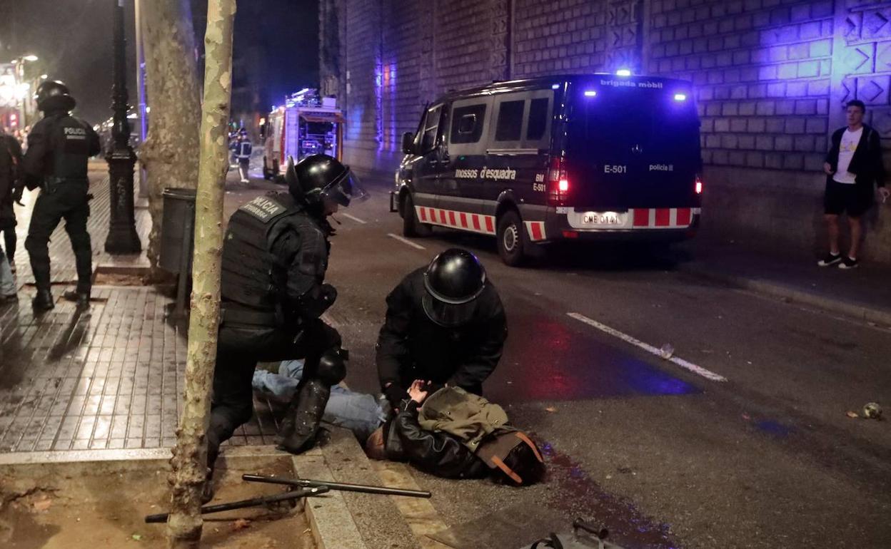 Mossos d'esquadra detienen a un manifestante en las Ramblas, durante la sexta jornada de protestas en Barcelona tras conocerse la sentencia del 'procés'.