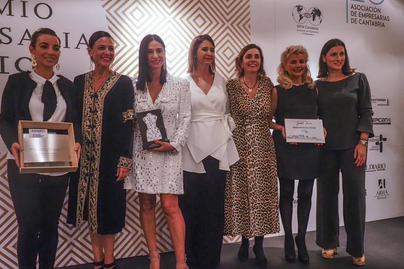 La diseñadora Odette Álvarez recibió anoche el Premio Empresaria 2019 de la Asociación de Mujeres Empresarias de Cantabria (ADMEC), en la Gala Anual que este colectivo celebró en el Hotel Santemar de Santander