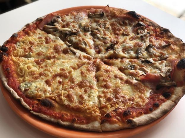 Pizza Venezia y cuatro quesos.